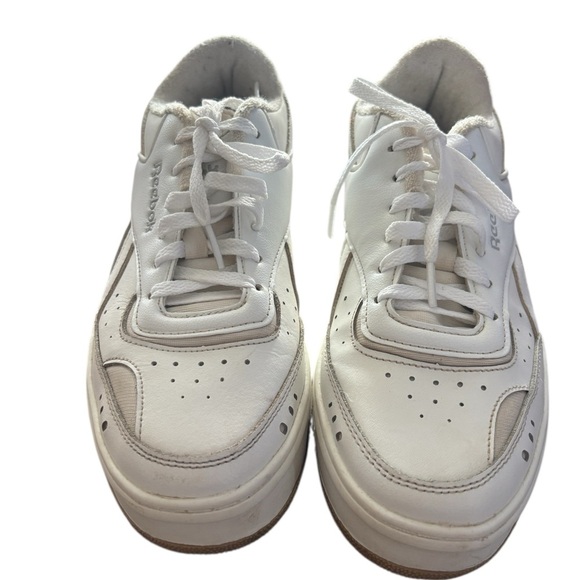Reebok Women's White Athletic Shoes Size 8 - Picture 2 of 7
